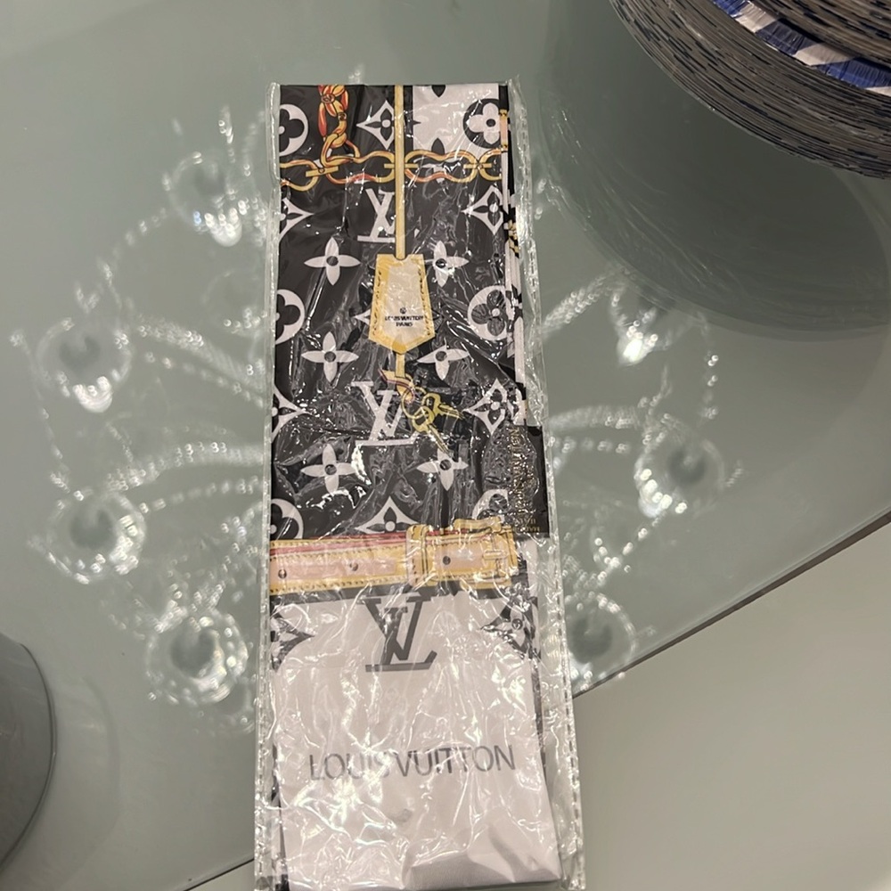 Louis Vuitton Luxury twilly black and white! - Picture 9 of 9